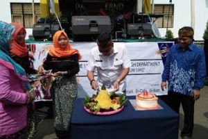 Pembukaan pentas seni FKIP Uniku ditandai pemotongann tumpeng oleh Wakil Bupati Kuningan.